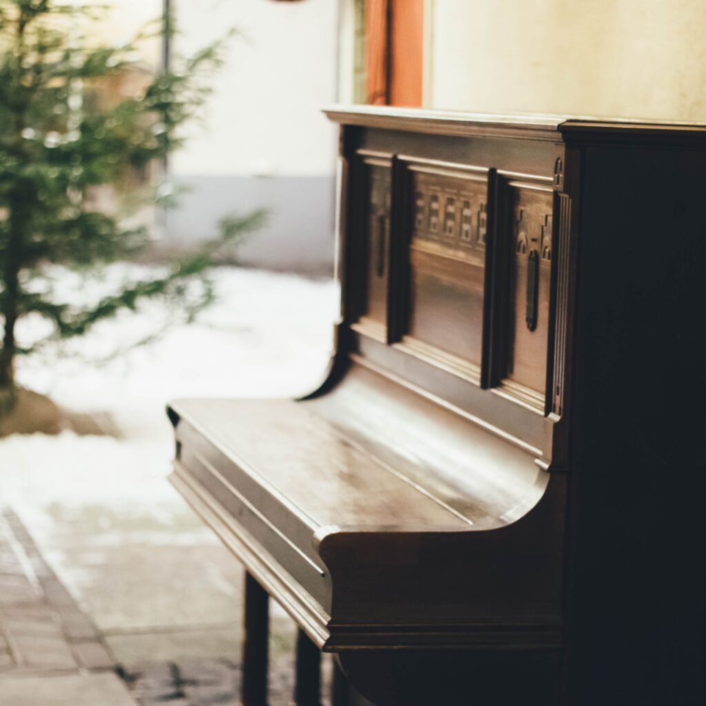 What is the Difference Between an Upright Piano and a Grand Piano